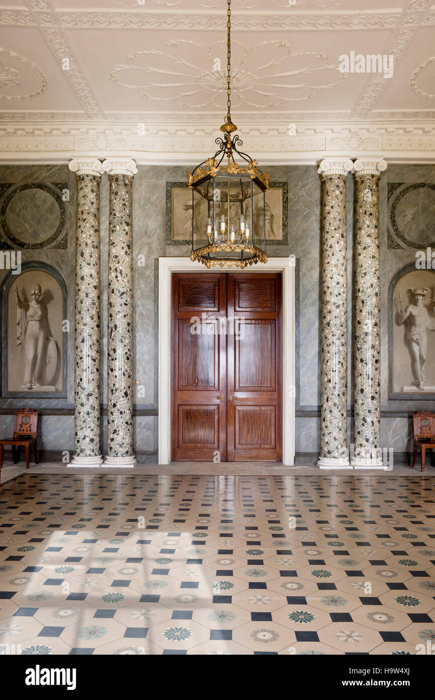 Die Eingangshalle im Attingham Park, Shropshire. Das Zimmer wurde von George Steuart für Lord Berwick im späten achtzehnten Jahrhundert entworfen. Stockfoto