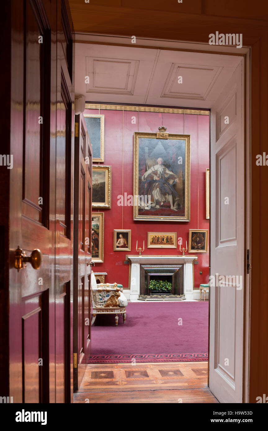 Ein Blick durch eine Tür in der Bildergalerie an Attingham Park, Shropshire. Die Bildergalerie wurde 1805 von John Nash entworfen. Stockfoto