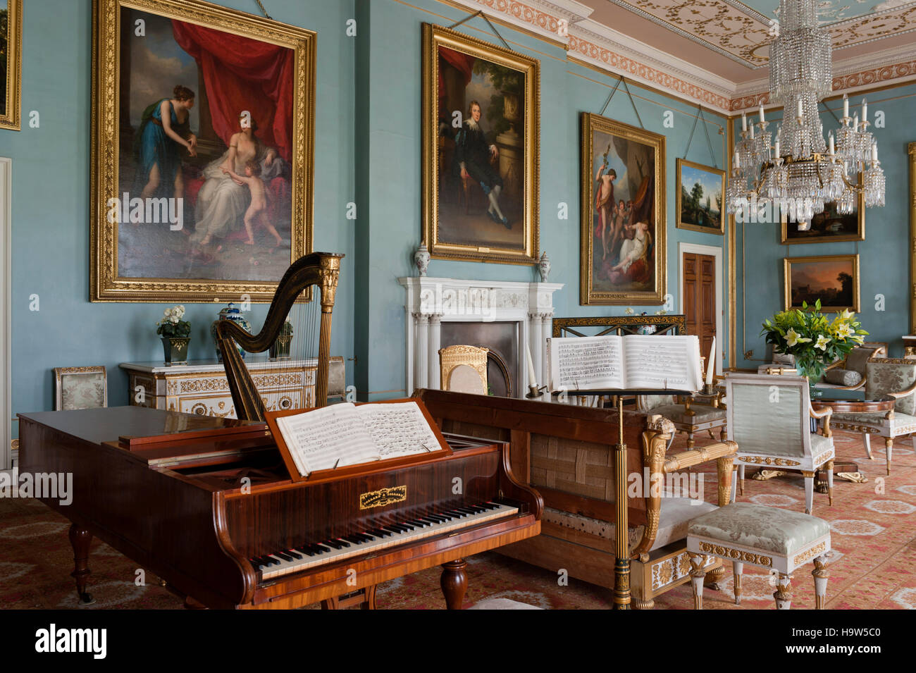 Der Salon im Attingham Park, Shropshire. Die Zimmer in den 1780er Jahren entwickelt wurde, aber die blaue Farbgebung wurde im frühen 19. Jahrhundert eingeführt Stockfoto