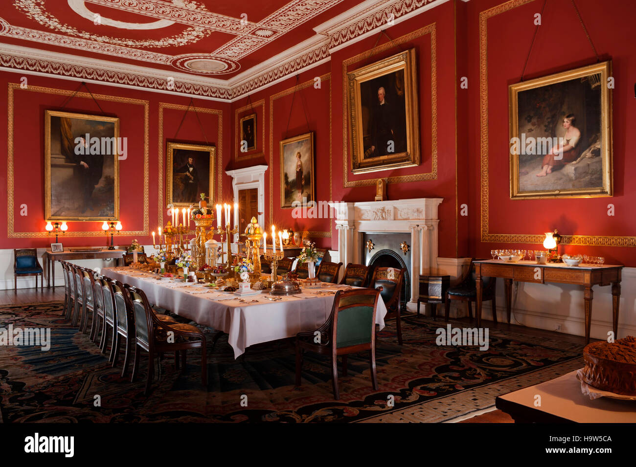 Der Speisesaal im Attingham Park, Shropshire. Das Zimmer wurde von George Steuart in den 1780er Jahren entworfen. Stockfoto