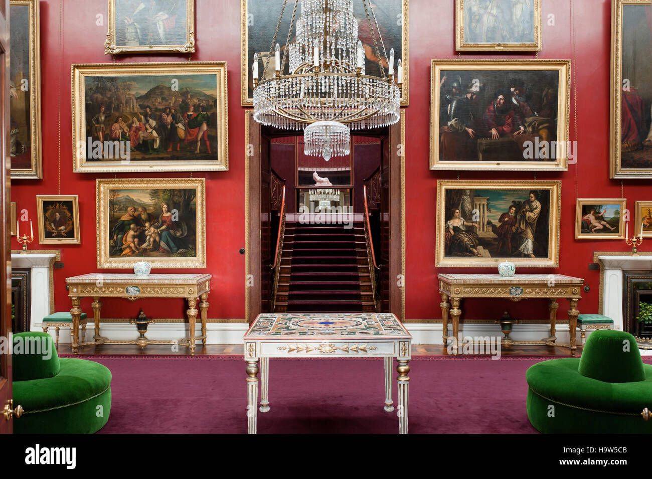 Die Bildergalerie im Attingham Park, Shropshire, mit einem Blick durch die Türen zum Treppenhaus. Die Bildergalerie wurde von John Nash in 18 entworfen. Stockfoto
