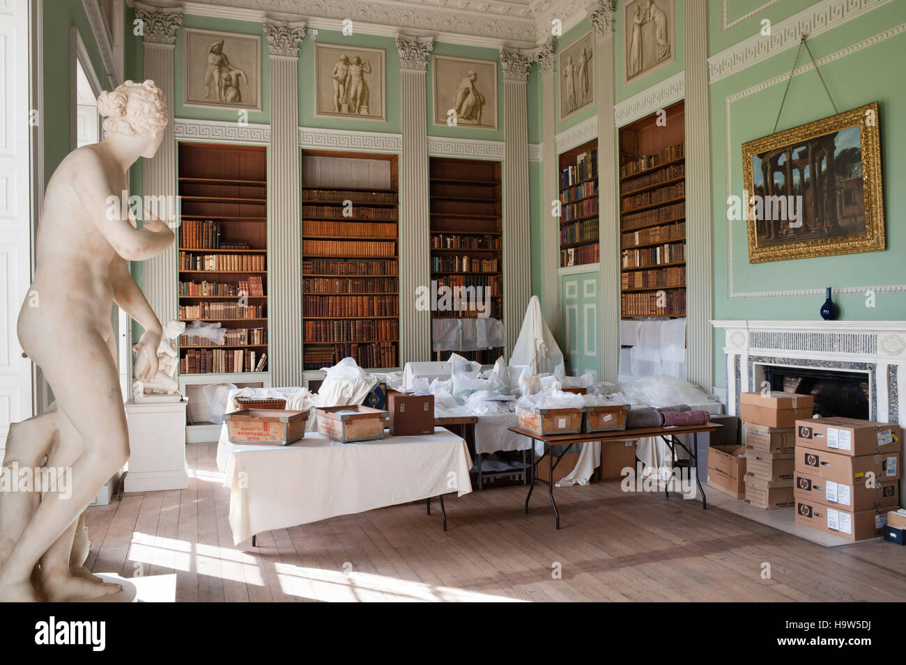 Die äußeren Bibliothek gespeicherte Elemente mit überdachten Möbel im Attingham Park, Shropshire. Die äußeren Bibliothek wurde von George Steuart in den 1780er Jahren entworfen. Stockfoto