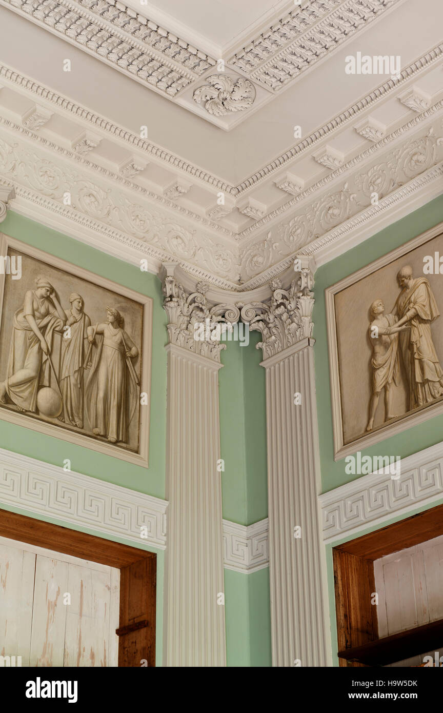 Detail der Pilaster und Friese in der äußeren Bibliothek an Attingham Park, Shropshire. Die äußeren Bibliothek wurde von George Stuart in den 1780er Jahren entworfen. Stockfoto