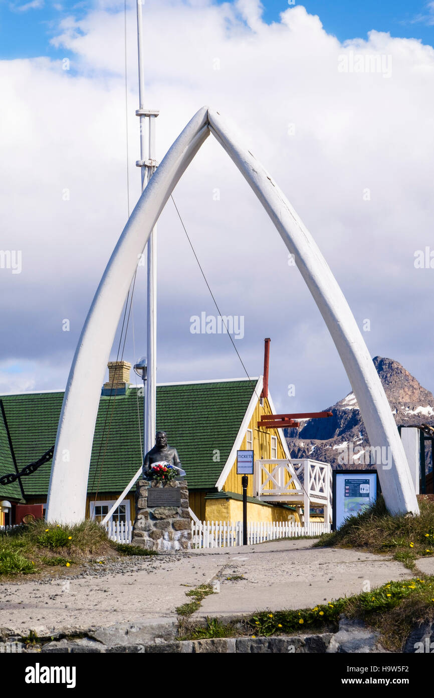 Um Jorgen C F Olsen monument Statue außerhalb der Erste und Älteste Haus durch Walknochen arch im Museum. (Sisimiut Holsteinsborg) Grönland Stockfoto