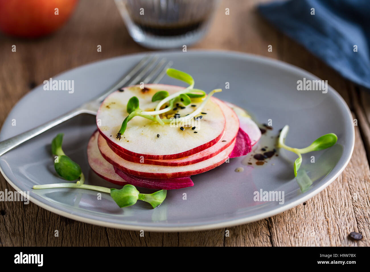Apfel und rote Beete Salat mit Balsamico-dressing Stockfotografie - Alamy