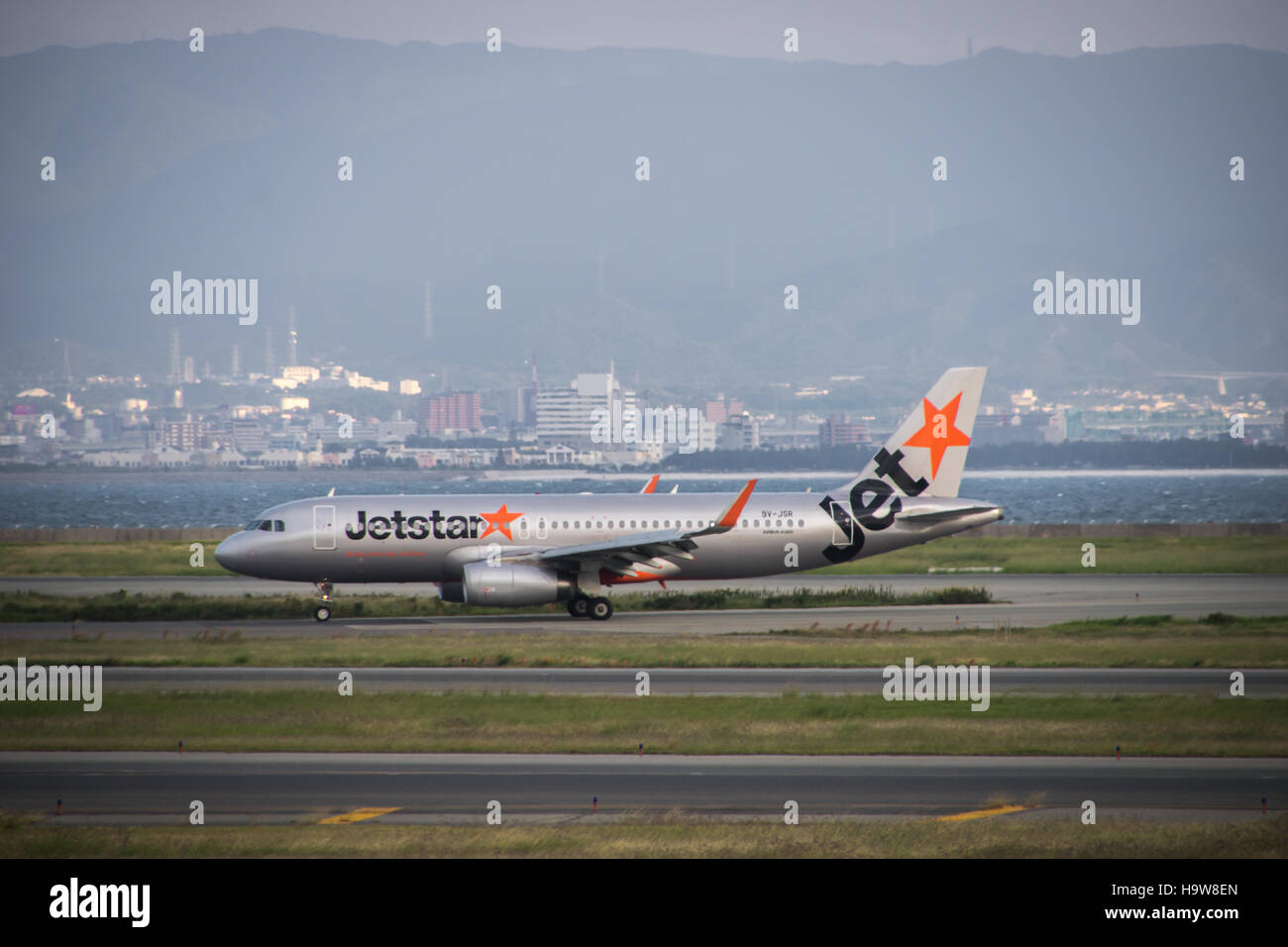 Osaka, JAPAN - ca. Juni 2016: Jetstar Flugzeug geschleppt am internationalen Flughafen Narita, Japan. Stockfoto