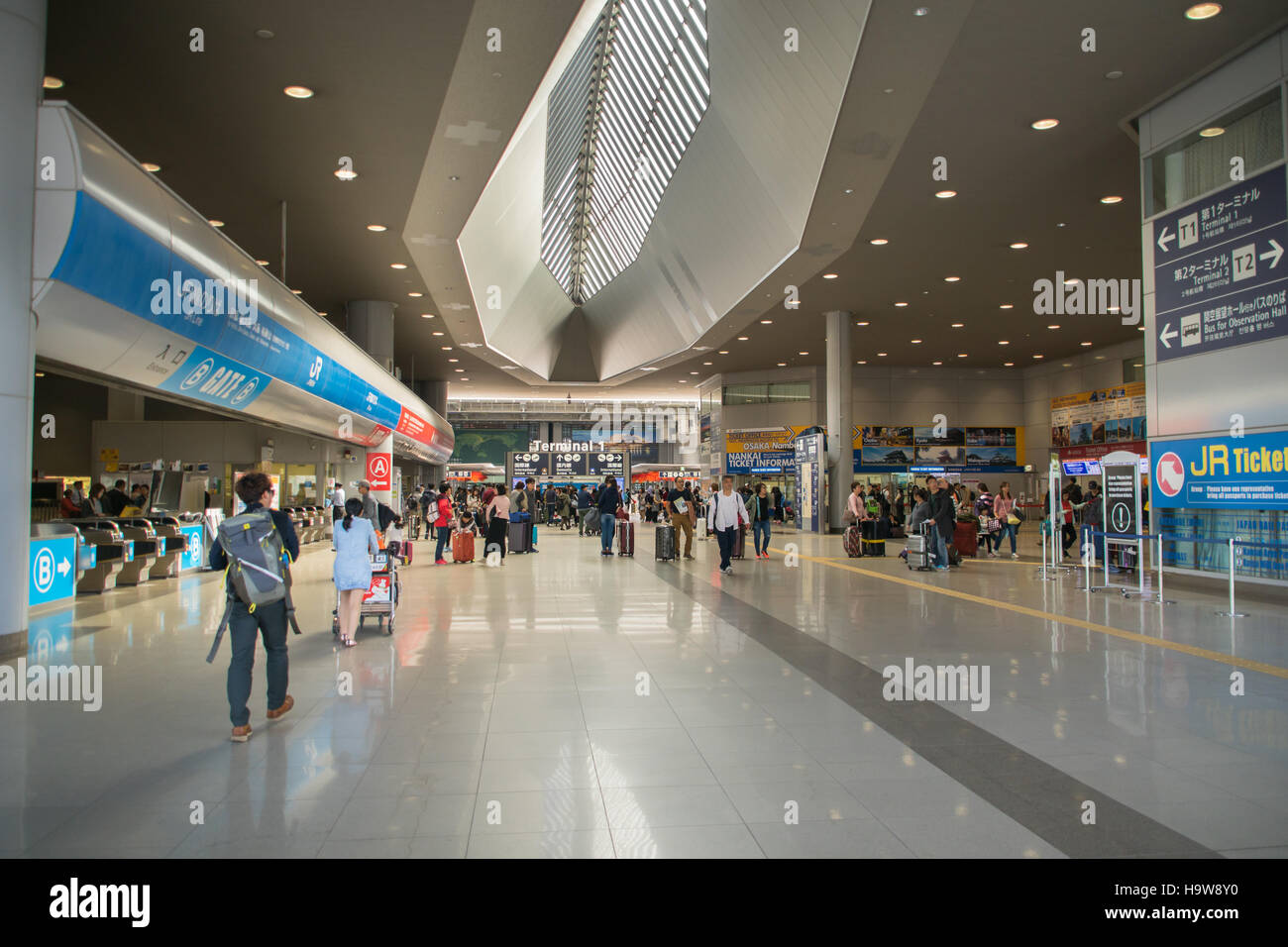 Osaka, Japan - November 2016: Eingangsbereich in Terminal 1 des Kansai International Airport (KIX), Osaka, Japan. Stockfoto