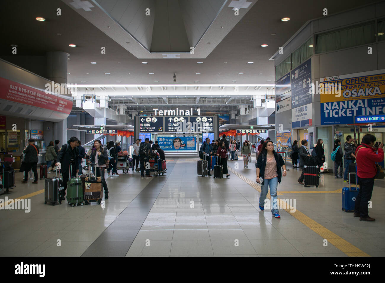 Osaka, Japan - November 2016: Eingangsbereich in Terminal 1 des Kansai International Airport (KIX), Osaka, Japan. Stockfoto