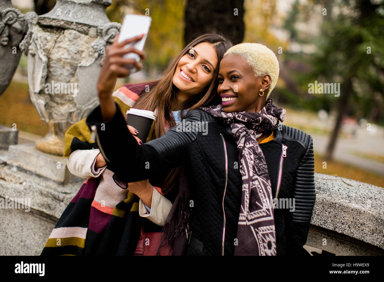 Junge Afro-Amerikaner und kaukasischen Frauen unter Selfie im freien Stockfoto