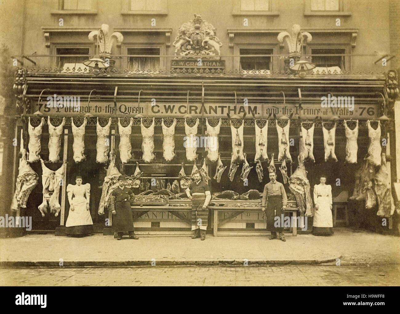 Historisches Archiv Bild der Metzgerei Ladenfront. G W Grantham, von Royal Warrant. Königliche Wappen. c1890s Stockfoto