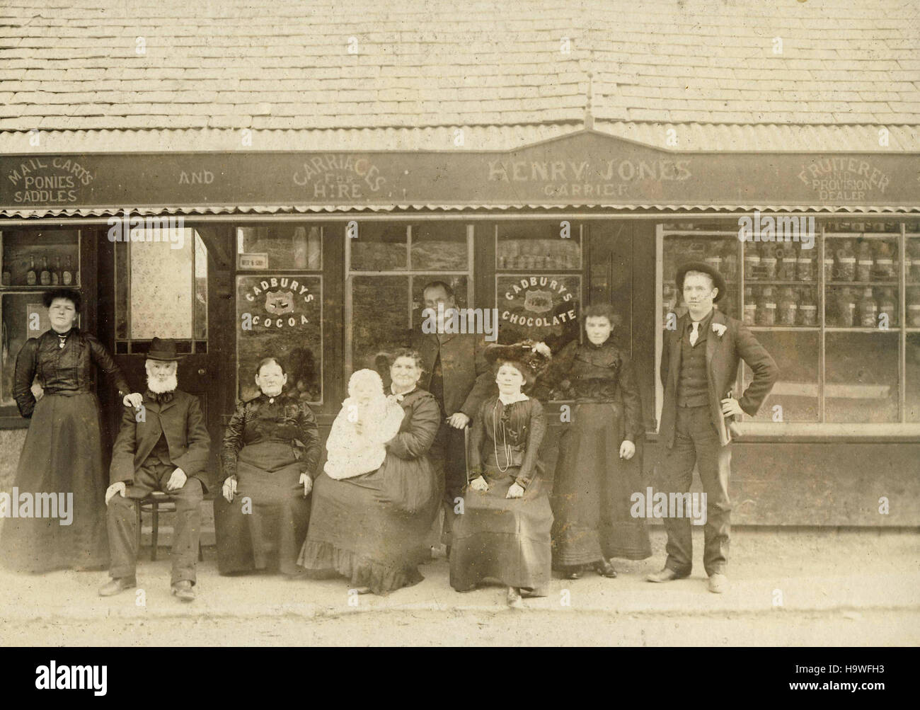 Historisches Archiv-Image der Gruppe außerhalb Shop bei Llanwrst, Nordwales 1900 Stockfoto