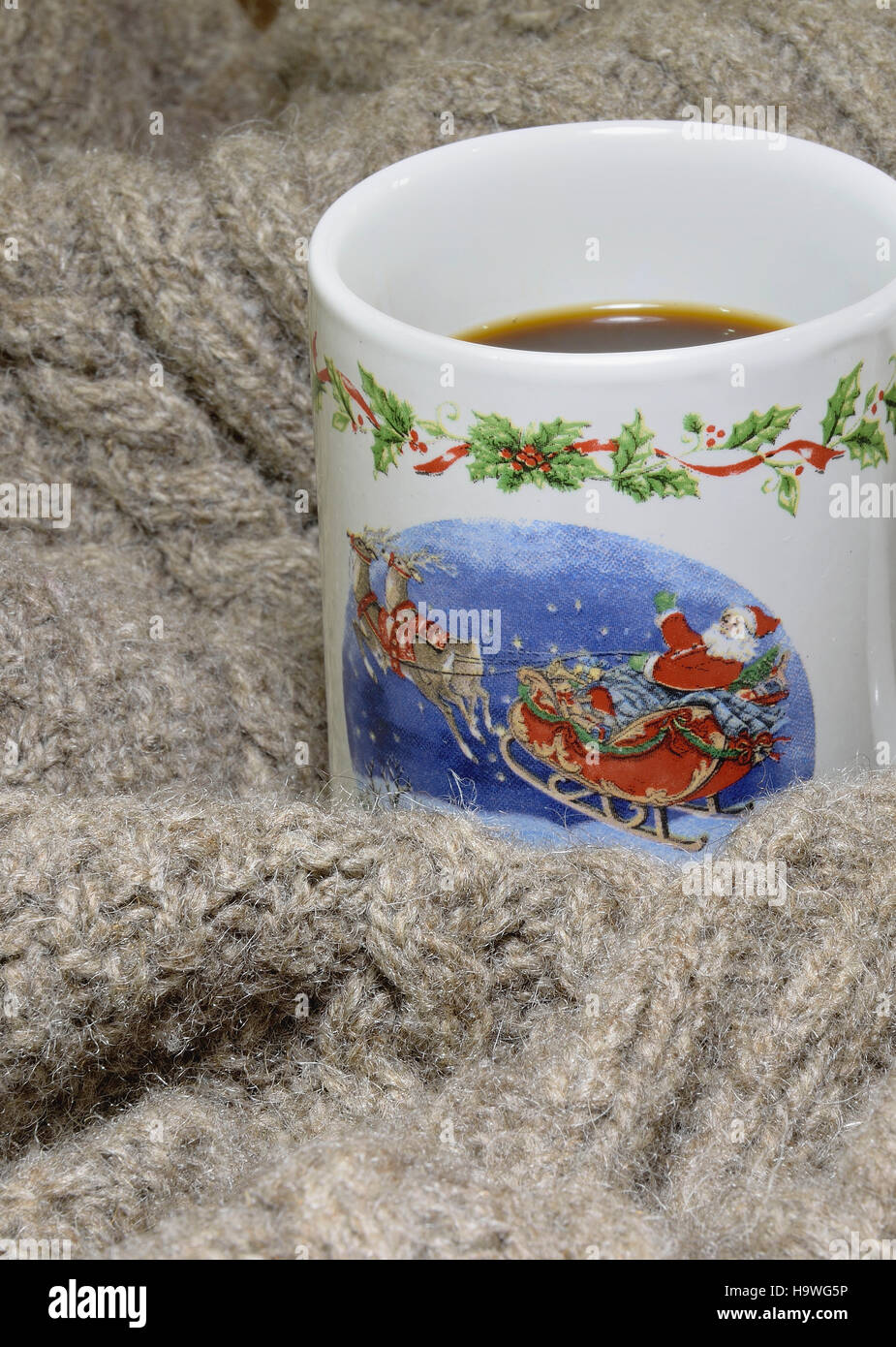 Weihnachten Tasse Kaffee in die handgemachte hölzerne Decke Stockfoto