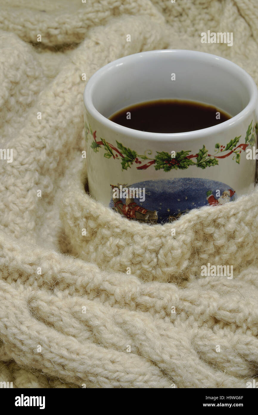 Weihnachten Tasse Kaffee in die handgemachte hölzerne Decke Stockfoto