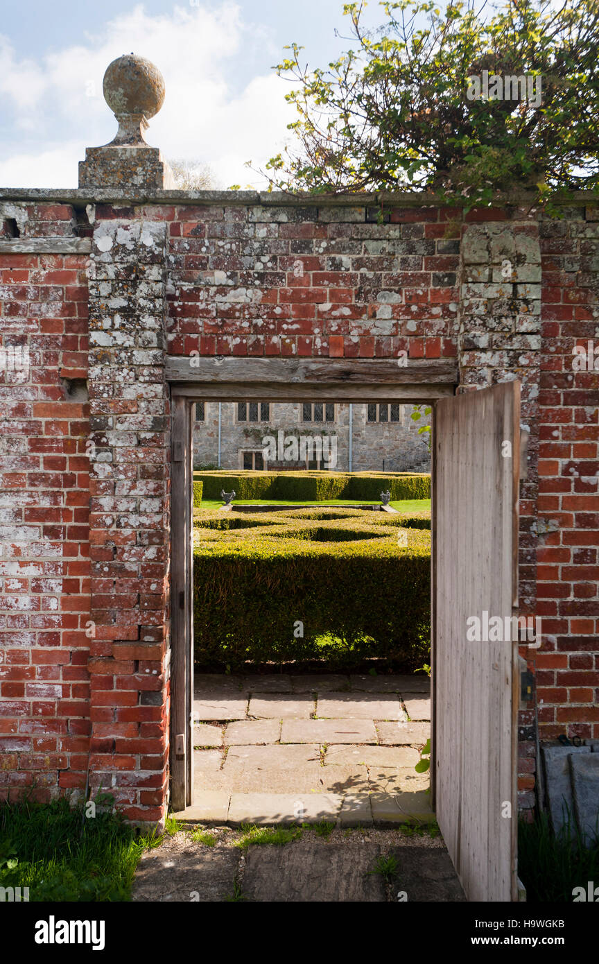 Blick durch den Gemüsegarten Eingang gegenüber der Westfassade Avebury Manor, Wiltshire. Stockfoto