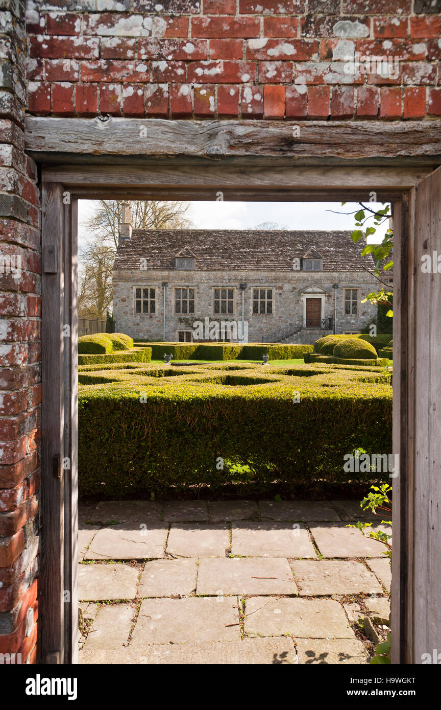 Blick über Absicherung gegenüber der Westfassade Avebury Manor, Wiltshire. Stockfoto