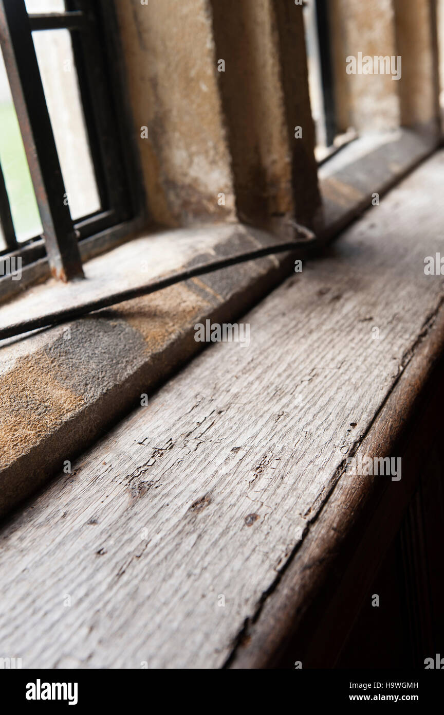 Anzeichen von Schäden in einem hölzernen Fensterrahmen in Avebury Manor, Wiltshire, Stockfoto