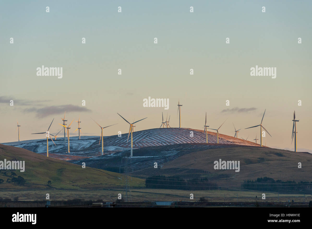 Turbinen des Clyde Windparks in Lanarkshire Scotland bei Sonnenuntergang Stockfoto