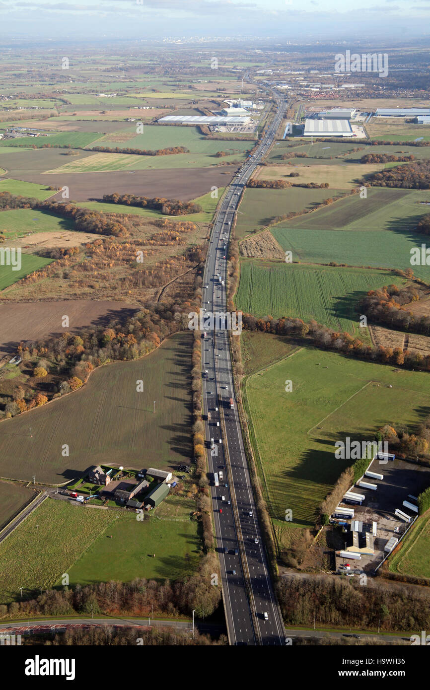 Luftaufnahme der Autobahn M62, Blick nach Osten in Richtung Warrington, Cheshire, UK Stockfoto
