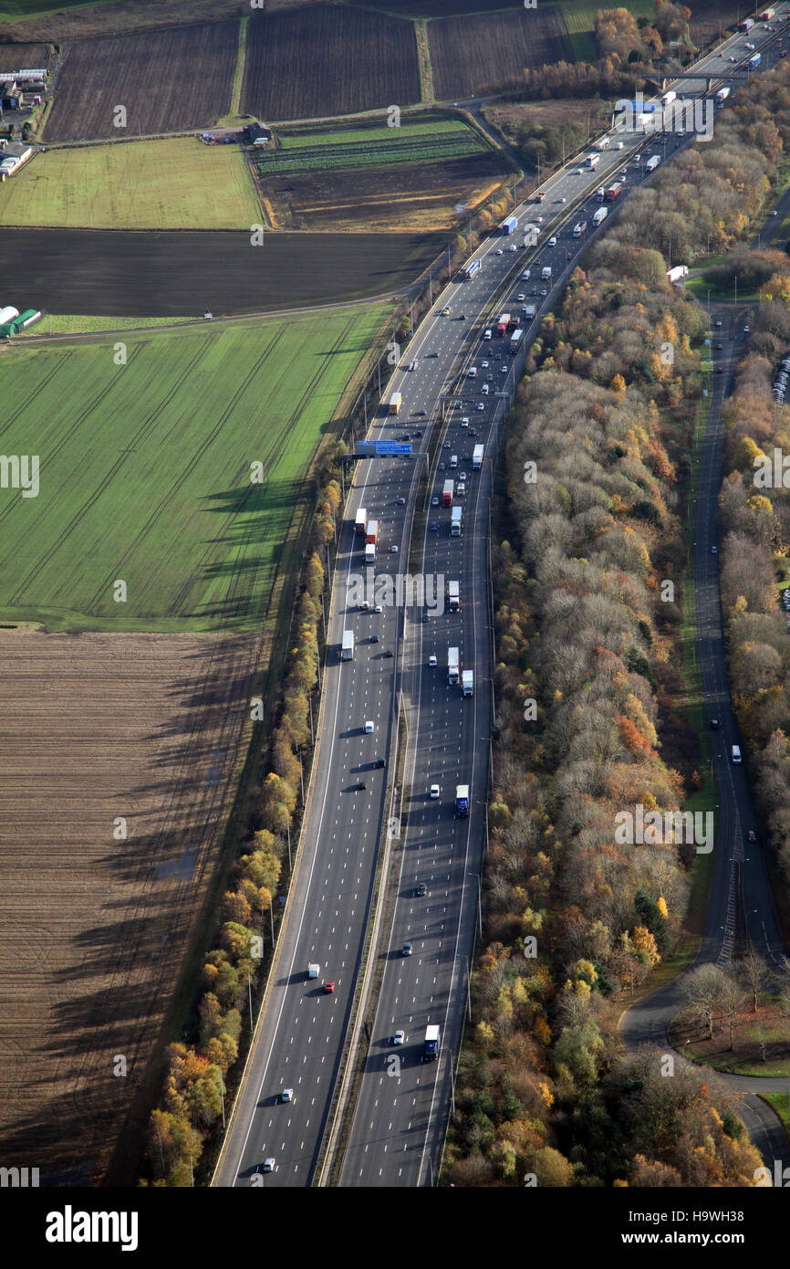 Luftaufnahme der Autobahn M6, Blick nach Süden, Warrington, Cheshire, UK Stockfoto