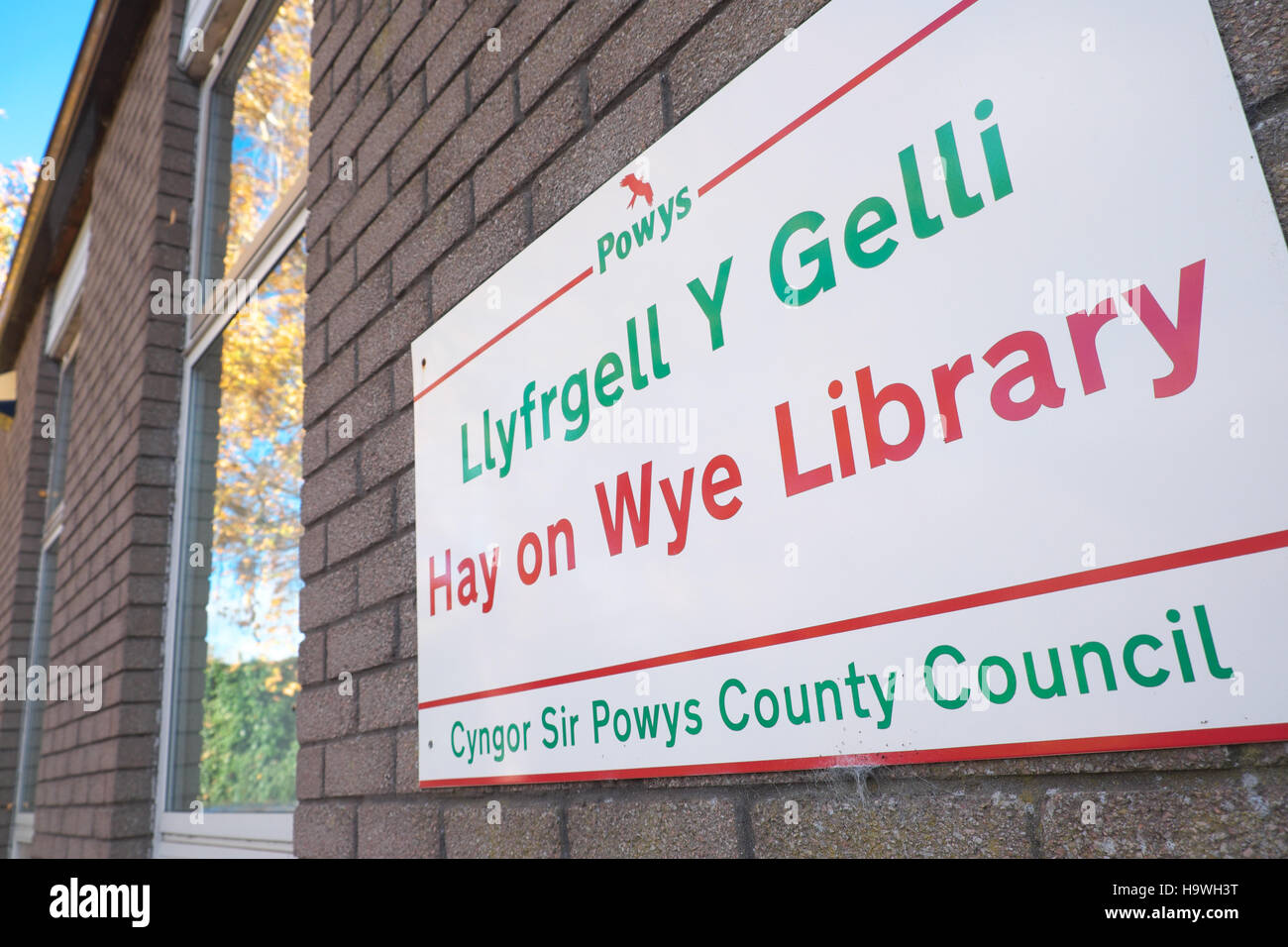 Heu auf Wye Bibliothek - die Bibliothek ist unter Androhung der Sperre aufgrund von Budgetkürzungen Ende 2016 Stockfoto