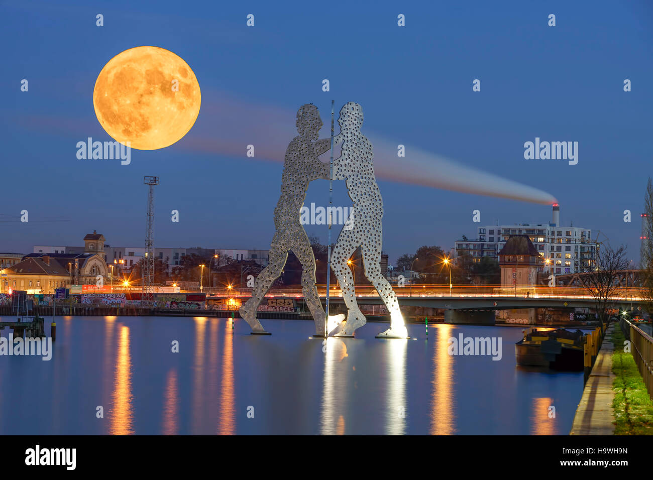 Vollmond, Supermoon, November 2016 Molecule Man, Skulptur des Künstlers Jonathan Borofsky, Spree, Berlin, Deutschland, Stockfoto