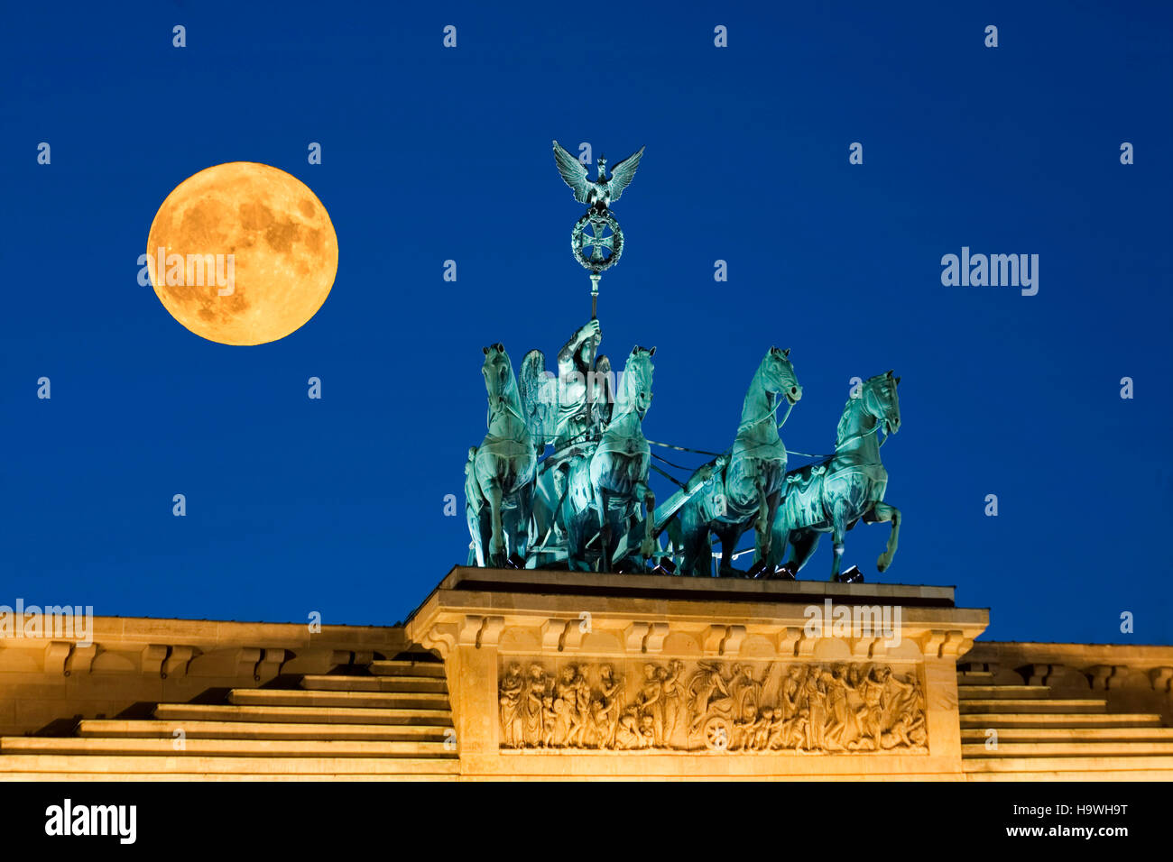 Vollmond, Super Moon, Supermoon, Vollmond, Supermond, Berlin Brandenburger Tor, Paris Square, Quadriga Stockfoto