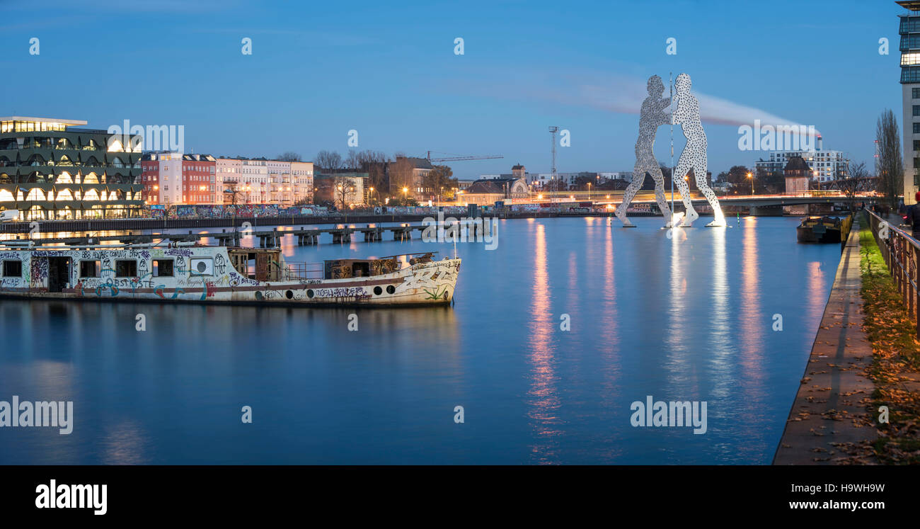 Panorama-Spree, Molecule Man Skulptur von Künstler Jonathan Borofsky, Fluss Spree, Berlin, Deutschland Stockfoto