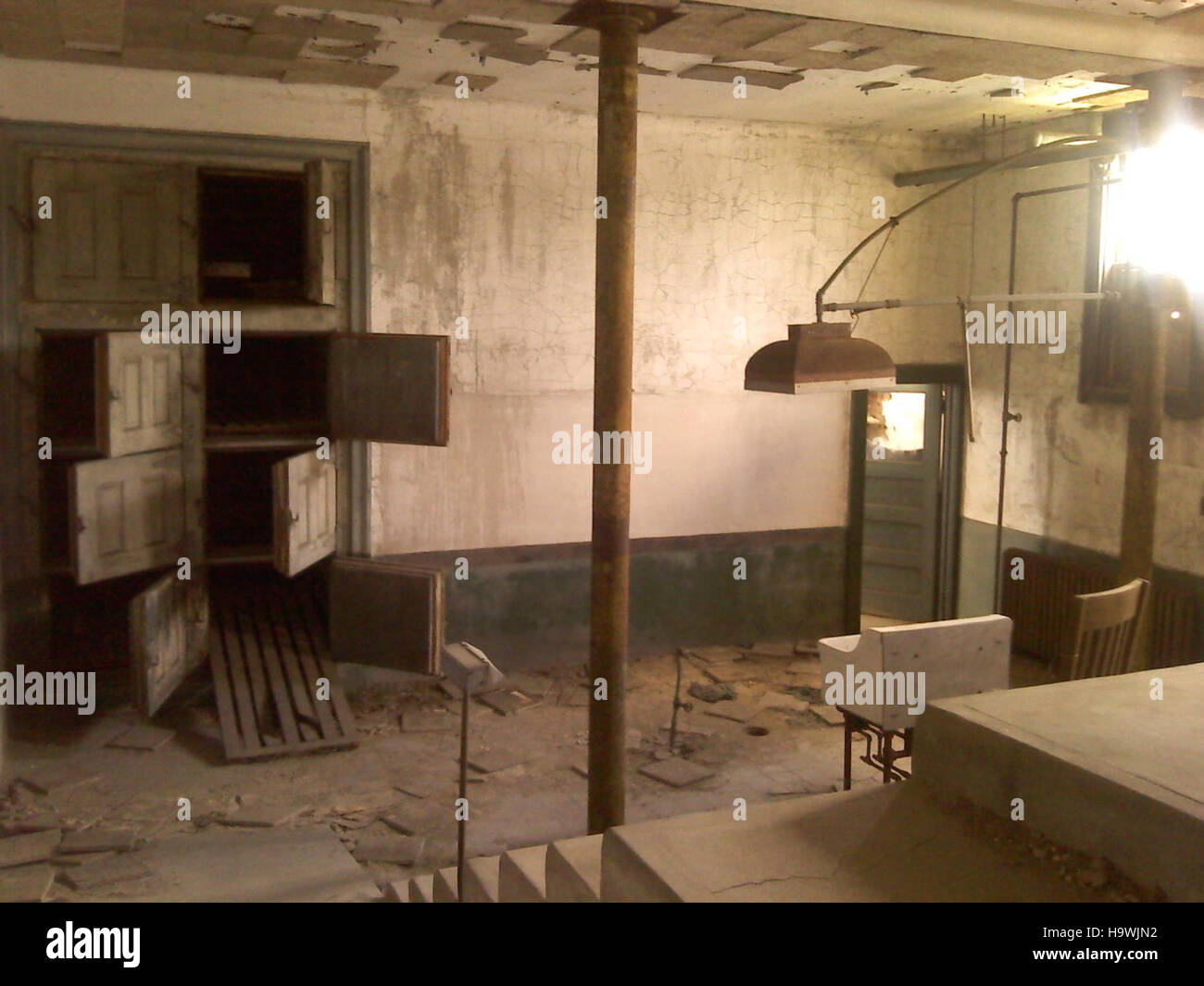 Der Ellis Island National Park beherbergt historische Exponate, darunter eine erhaltene Leichenhalle, die die Herausforderungen veranschaulicht, denen sich die Einwanderer gegenübersehen, die im späten 19. Und frühen 20. Jahrhundert in die USA einreisten. Stockfoto