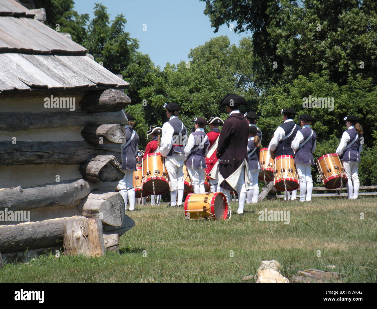 Die Fifes und Trommeln von York Town treten im Valley Forge National Historical Park auf und erinnern an Amerikas Kolonialgeschichte und sein militärisches Erbe. Die Veranstaltung verbindet Besucher mit der Vergangenheit durch historische Nachstellungen und Musik. Stockfoto
