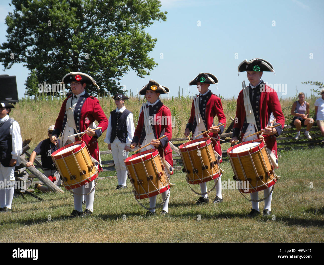 Die Fifes und Schlagzeug von York Town treten im Valley Forge National Park auf und bieten eine historische Nachstellung der frühen amerikanischen Militärmusik während des Unabhängigkeitskriegs. Stockfoto