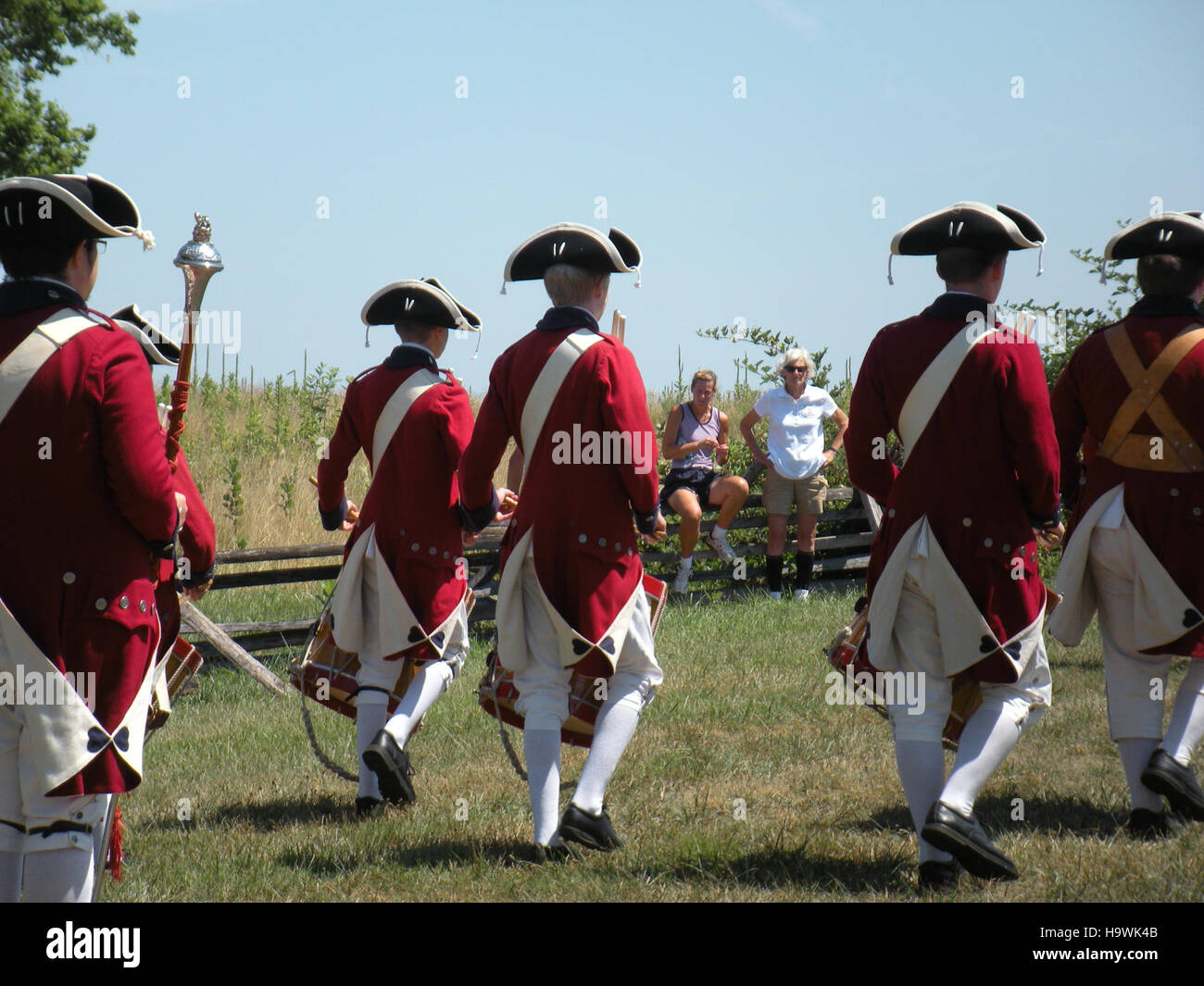 The Fifes and Drums of York Town ist eine historische Nachstellung, die das musikalische Erbe Yorkstadts während der Amerikanischen Revolution widerspiegelt. Die Vorstellung hebt die traditionelle Fife- und Schlagzeugmusik hervor, die in dieser Zeit ein integraler Bestandteil des Militärlebens war. Stockfoto