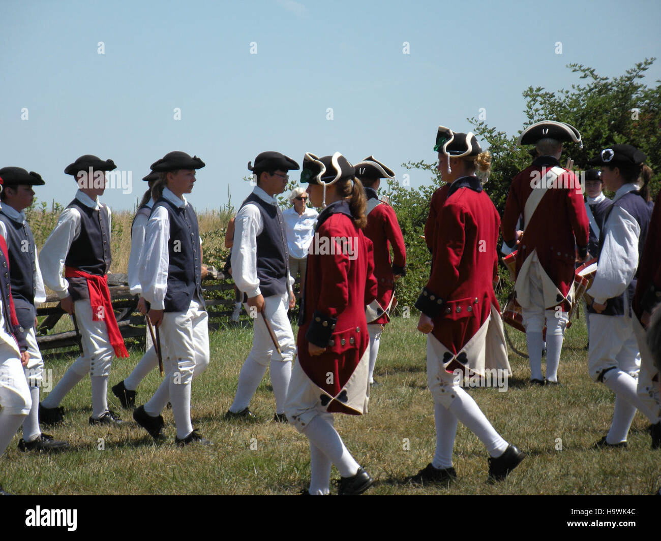 Die Fifes and Drums of York Town, ein musikalisches Ensemble, treten im Valley Forge National Historical Park auf und erinnern an Amerikas revolutionäre Geschichte und die Rolle der Musik bei historischen Ereignissen. Stockfoto