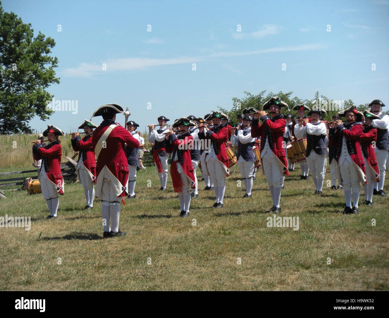 Die Fifes und Schlagzeug von York Town treten im Valley Forge National Historical Park auf und bieten Besuchern eine historische Nachstellung der Kolonialmusik. Diese Aufführung würdigt die Rolle der Musik in der amerikanischen Revolution. Stockfoto