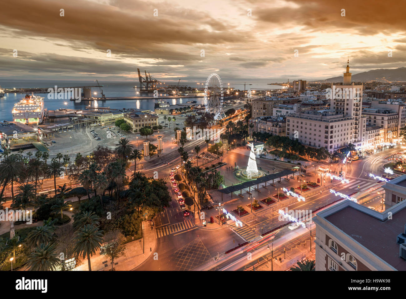 Panorama-Blick vom AC Hotel Malaga Palacio, Promenade, Paseo Parque, Leuchtturm, Hafen, Málaga, Andalusien, Spanien Stockfoto