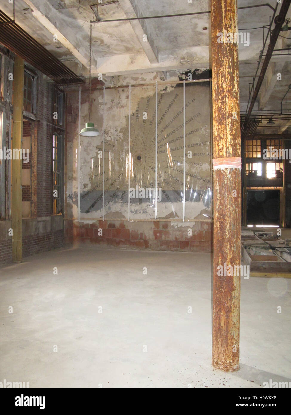 Das Navigationssystem ist so konzipiert, dass es Benutzern in komplexen Umgebungen eine fortschrittliche Orientierung und Unterstützung bietet, wodurch die Routenplanung und die Effizienz der Reise optimiert werden. Stockfoto