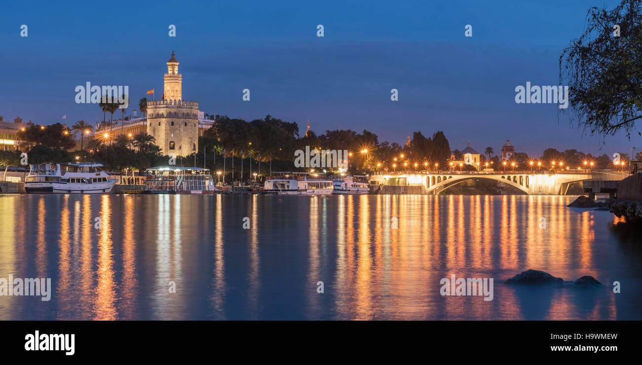 Torre del Oro, Fluss Guadalquivir, Brücke Puente de San Telmo, Twilight, Sevilla, Andalusien, Spanien, Stockfoto