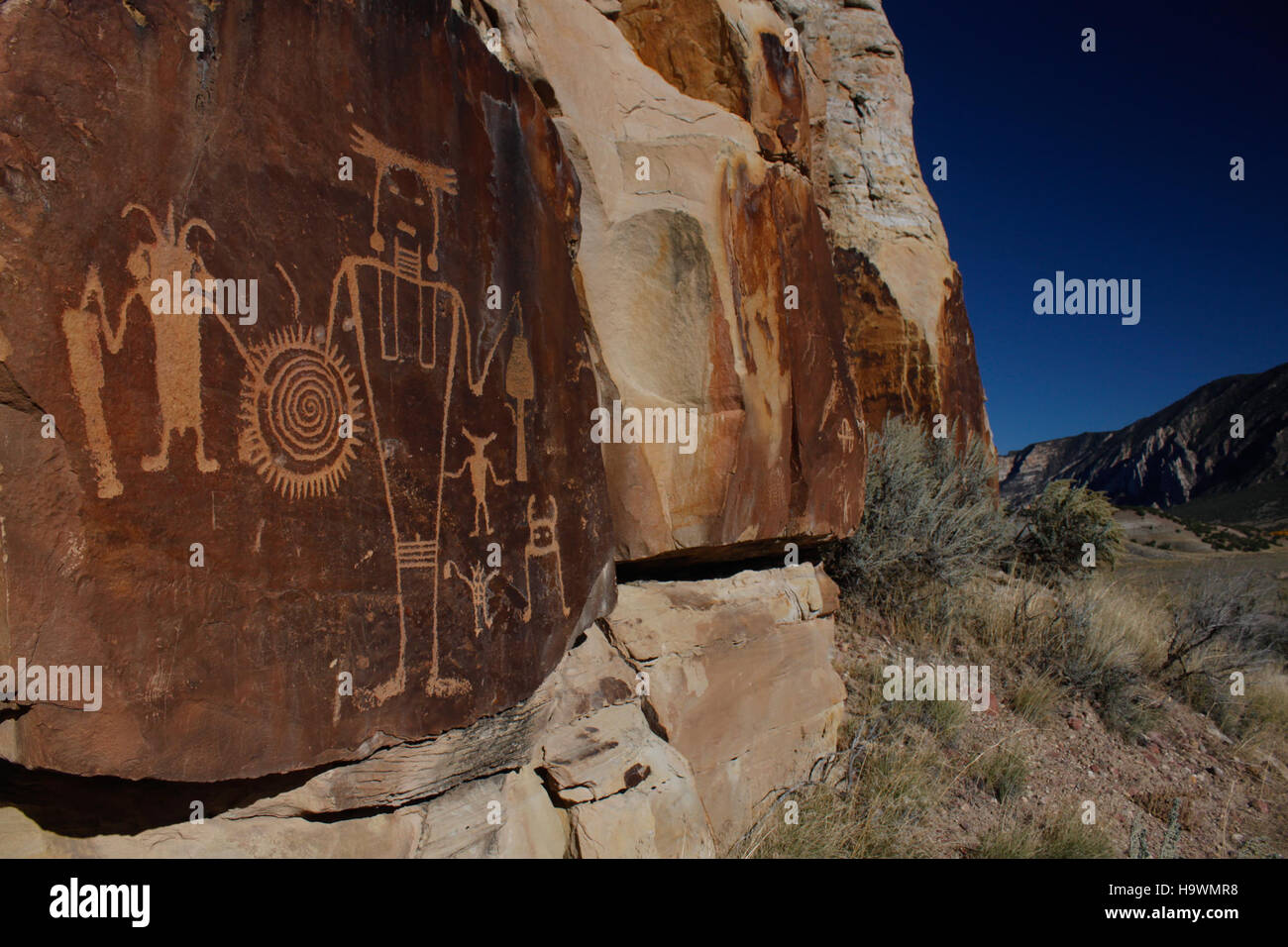 Petroglyphen in McKee Springs im Dinosaur National Monument bieten einen Einblick in die prähistorischen Kulturen, die einst in der Gegend lebten. Stockfoto