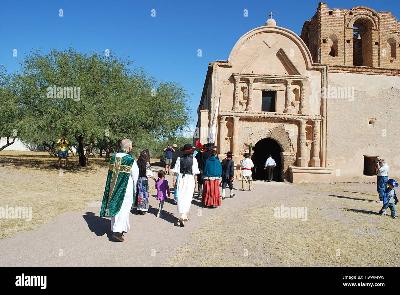 Die TUMA 2-Reenactment-Prozession, Teil einer Veranstaltung im ANZA Trail National Park, spiegelt die historische Bedeutung der frühen Siedlerpfade in den USA wider. Die Prozession erinnert an das kulturelle und historische Erbe der Region. Stockfoto