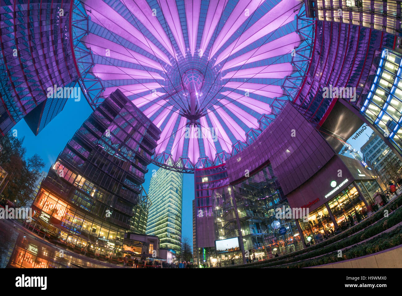 Beleuchtete Kuppel des Sony Center, moderne Architektur, Hochhaus, Berlin, Deutschland Stockfoto