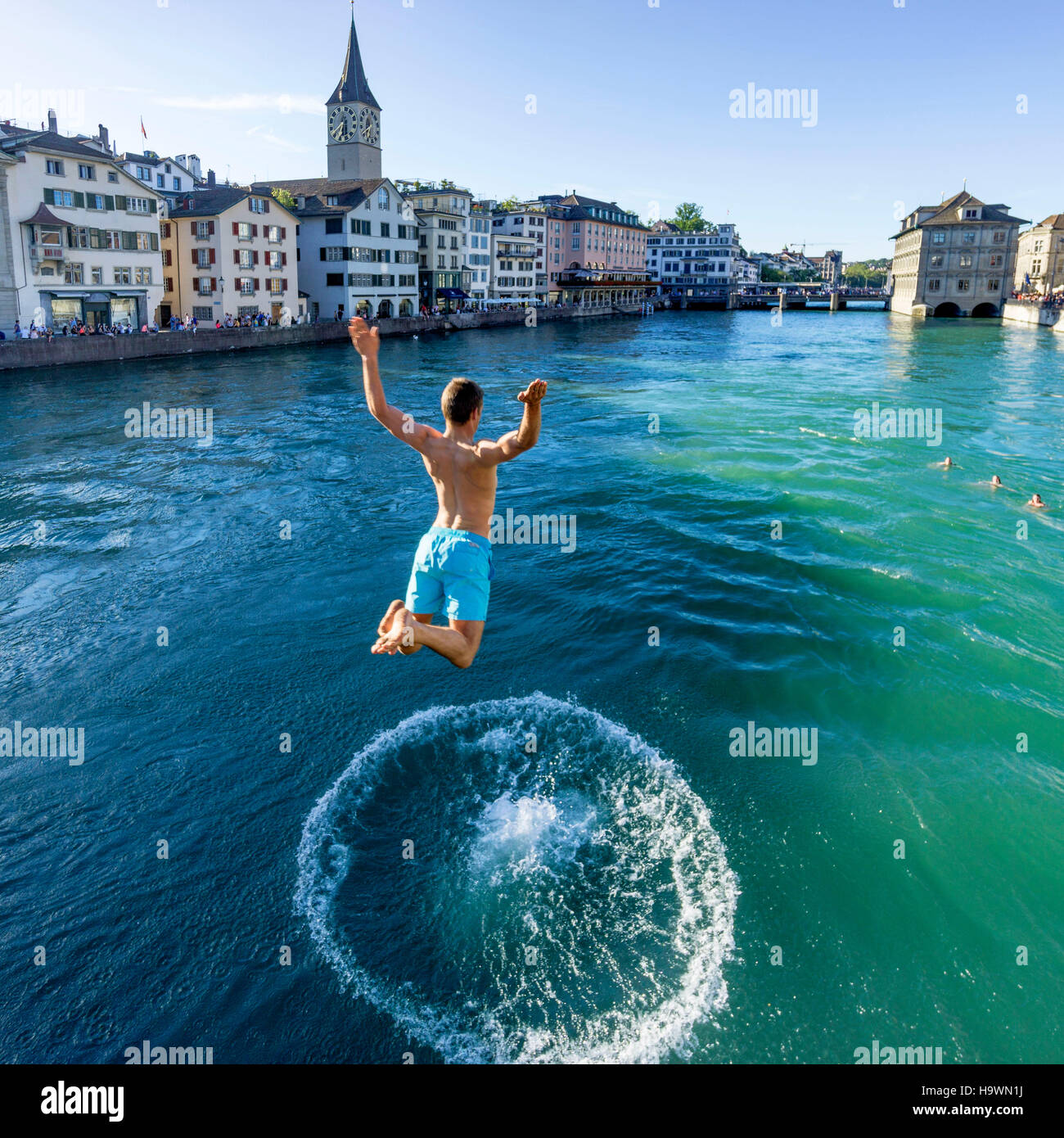 Mann springt in den Fluss Limmat, Zürich, Schweiz Stockfoto