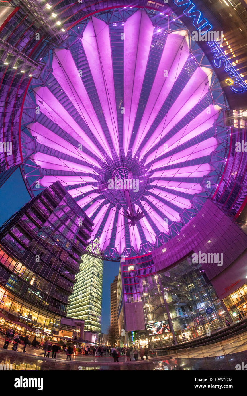 Beleuchtete Kuppel des Sony Center, moderne Architektur, Hochhaus, Berlin, Deutschland Stockfoto