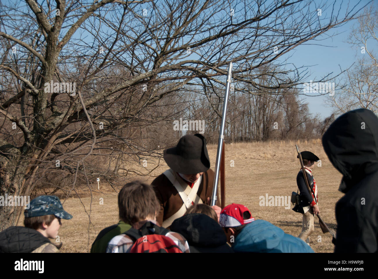 Eine Nachstellung des Soldatenlebens während der Amerikanischen Revolution im Valley Forge National Historical Park. Das Programm bietet Besuchern einen Einblick in die Vergangenheit und zeigt die Schwierigkeiten und täglichen Routinen der Soldaten in dieser kritischen Periode der US-Geschichte auf. Stockfoto