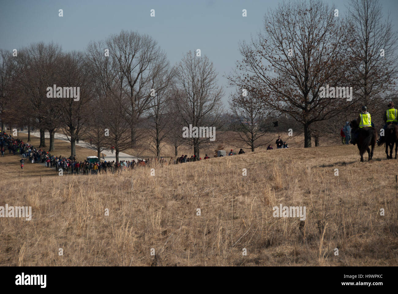 Besucher des Valley Forge National Historical Park erleben eine Nachstellung der historischen Bewegung der Soldaten zwischen den Stationen während des Amerikanischen Unabhängigkeitskrieges. Stockfoto