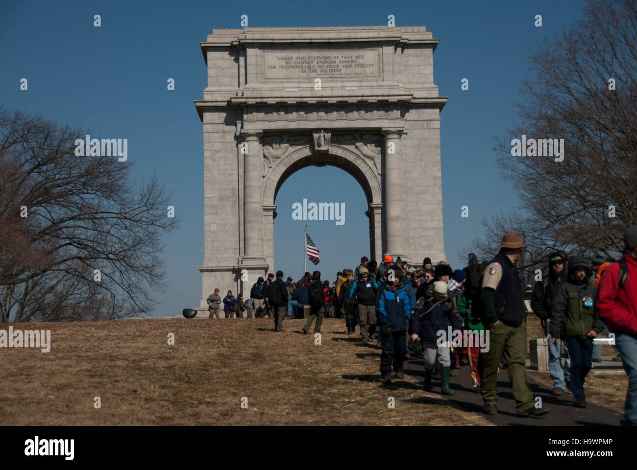 Im Valley Forge National Historical Park werden Soldaten nachgestellt, die zur nächsten Station marschieren und einen Einblick in die Rolle des Parks in der amerikanischen Geschichte geben. Diese lebendige Geschichtsveranstaltung unterstreicht die Bedeutung des Parks als Ort von historischer Bedeutung und zeigt militärisches Erbe und erzieherische Erfahrungen. Stockfoto