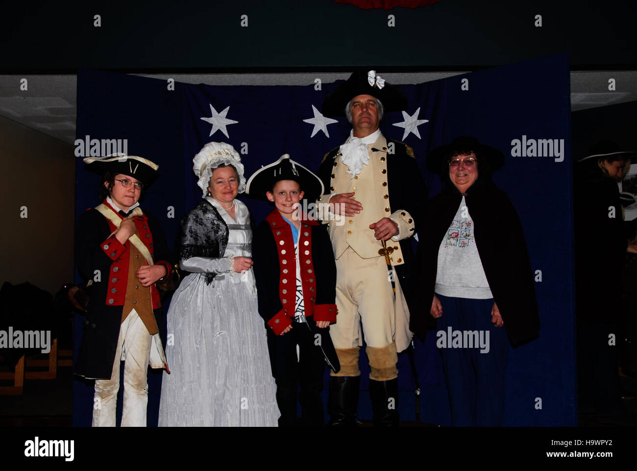 Besucher des Valley Forge National Park nehmen an einer Nachstellung Teil, die in historischen Kleidern gekleidet ist, um mehr über die historische Bedeutung von George Washingtons Winterlager zu erfahren. Stockfoto