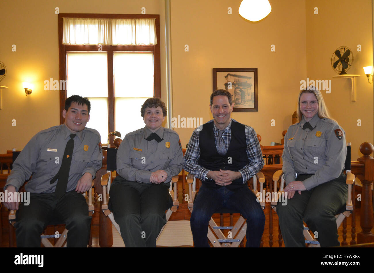Der Ellis Island National Park zeigt die Geschichte der Einwanderung in die USA mit Ausstellungen, die die Erfahrungen von Einwanderern im frühen 20. Jahrhundert zeigen. Das Foto mit dem Titel „1, 2, 3, Smile“ fängt einen Moment der Freude inmitten der Herausforderungen ein, denen sich die Neuankömmlinge gegenübersehen. Stockfoto