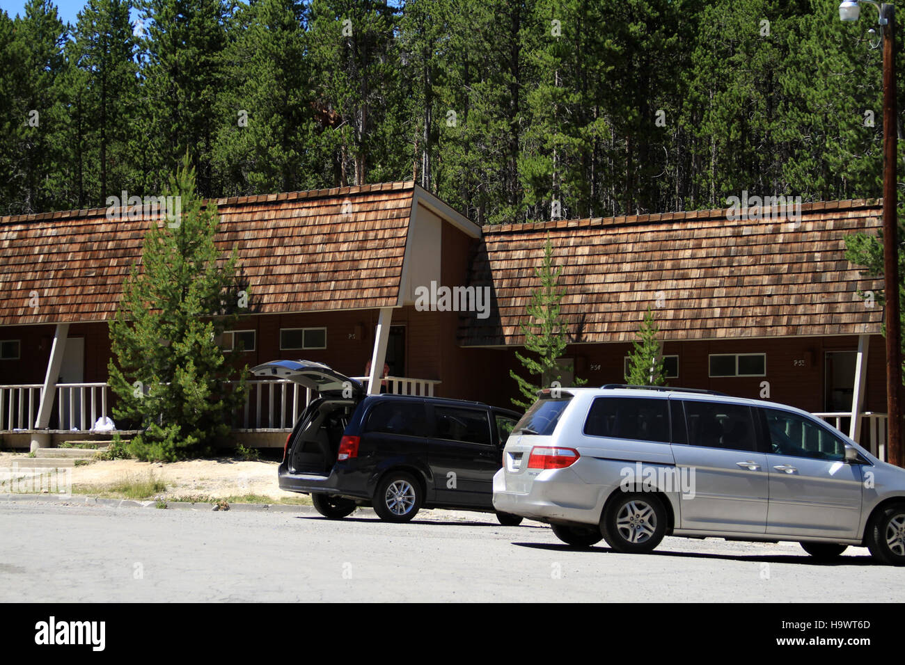 Yellowstonenps 9395562588 Canyon Lodge, Autos geparkt vor der Kabinen Stockfoto