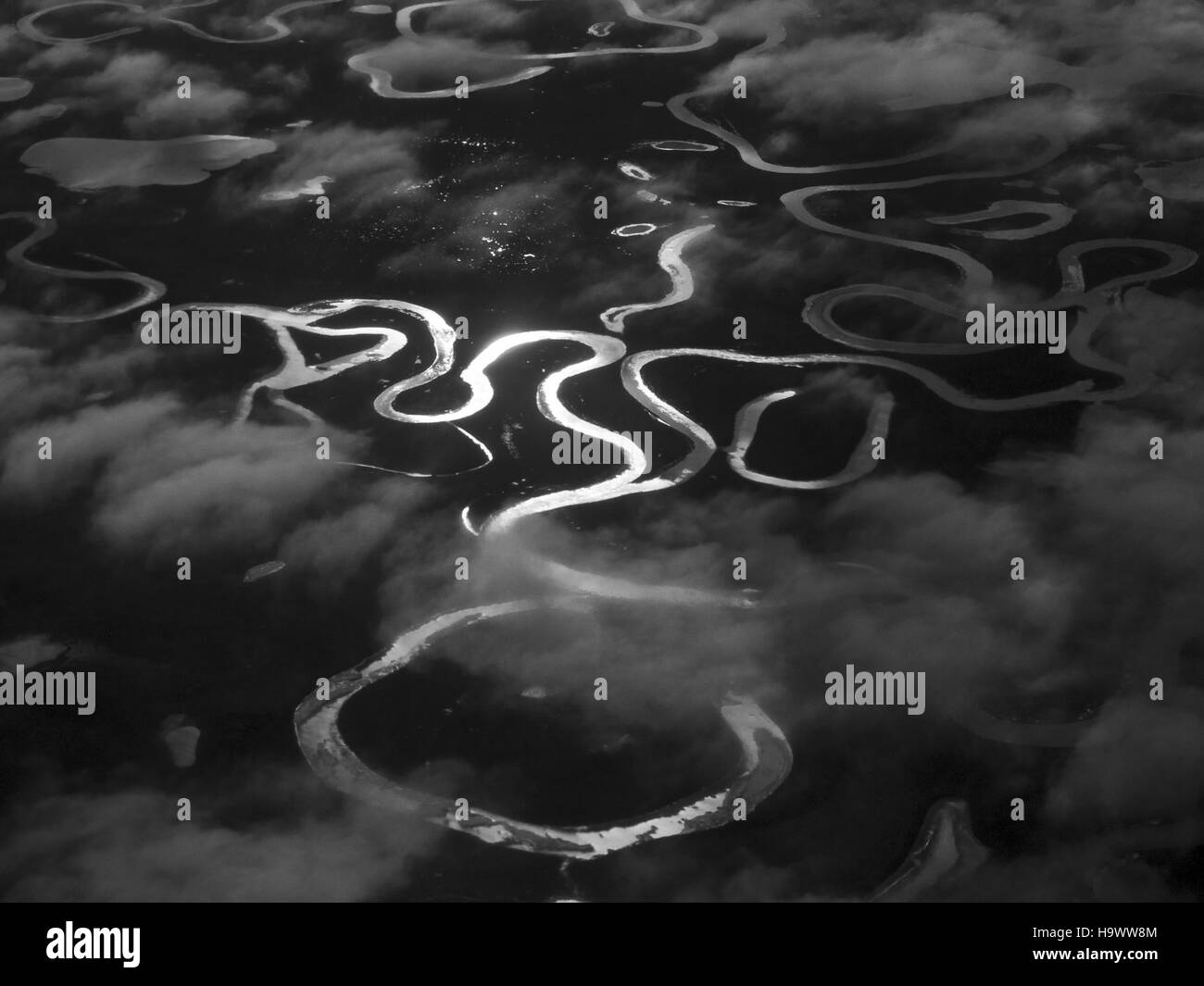 Das Bering Land Bridge National Preserve hebt ein bedeutendes geologisches Merkmal hervor: Die kontinentale Wasserscheide. Dieses Gebiet bietet einen Einblick in die Naturgeschichte und die Wanderwege der alten Arten über die heutige Beringstraße. Stockfoto