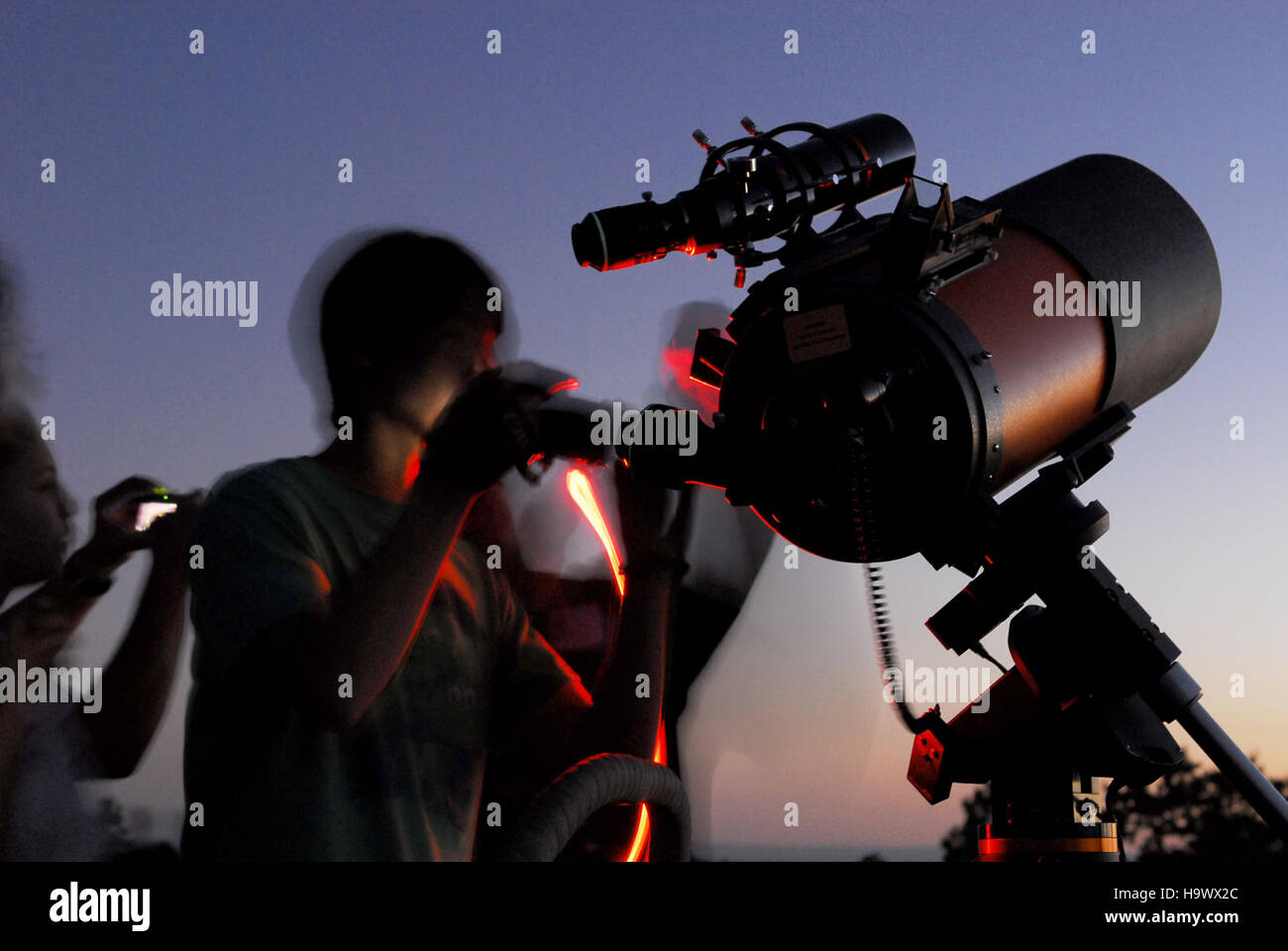 Im Grand Canyon National Park, der für seine dramatische Landschaft bekannt ist, findet jährlich eine Star Party statt, bei der Astronomie und natürliche Schönheit kombiniert werden, um die Öffentlichkeit über den Nachthimmel und seine Erhaltung zu informieren. Stockfoto