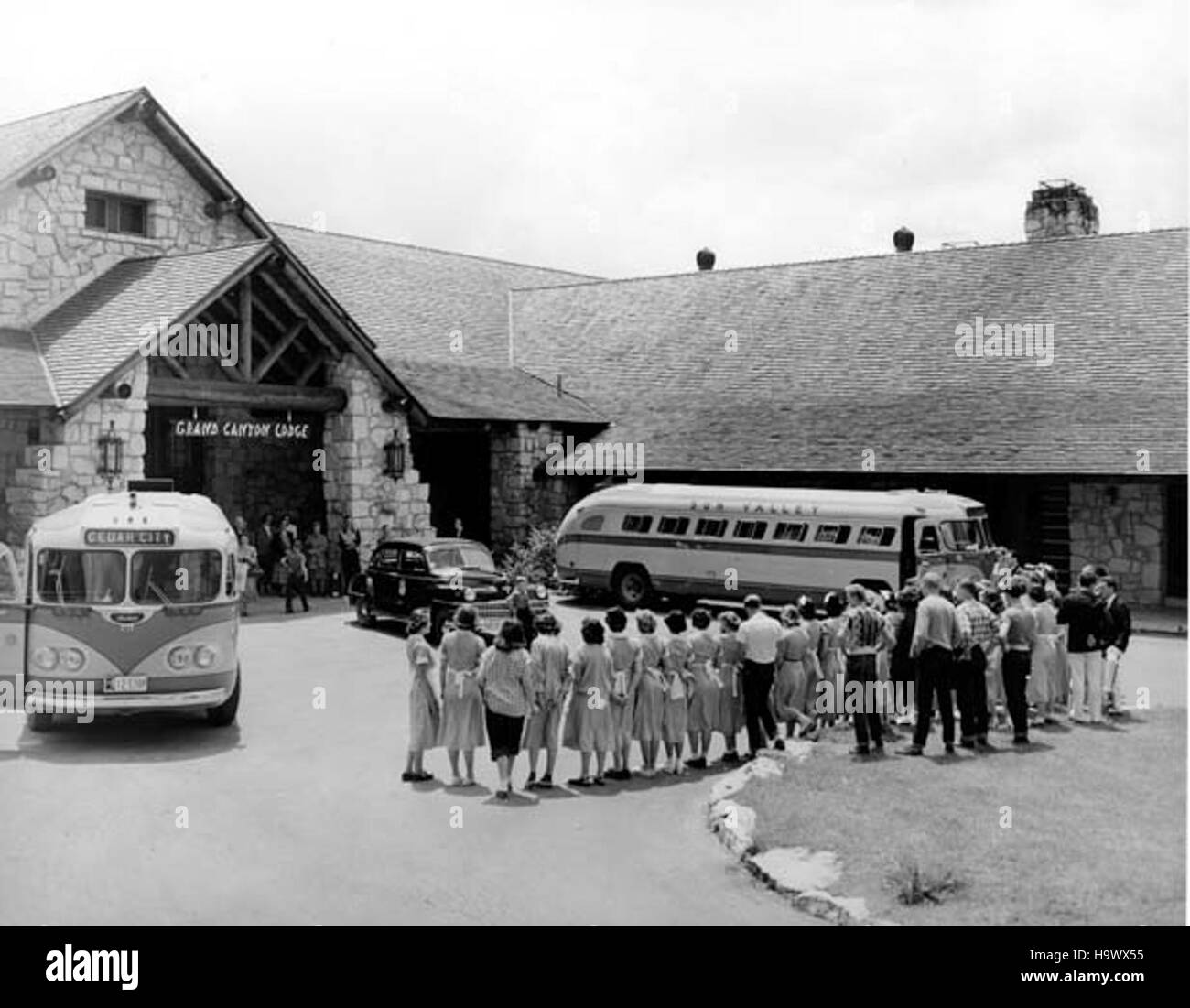 Die Grand Canyon Historic North Rim Lodge, erbaut in den 1930er Jahren, diente als prominentes Hotel- und Besucherzentrum im Park. Dieses Bild aus dem Jahr 1949 zeigt eine Gruppe von Sängern in der Lodge und zeigt die kulturellen und sozialen Aktivitäten, die mit dem Park während dieser Zeit verbunden waren. Der Nordrand ist nach wie vor ein beliebtes Reiseziel für Besucher, die einen weniger überfüllten, ruhigen Grand Canyon erleben möchten. Stockfoto